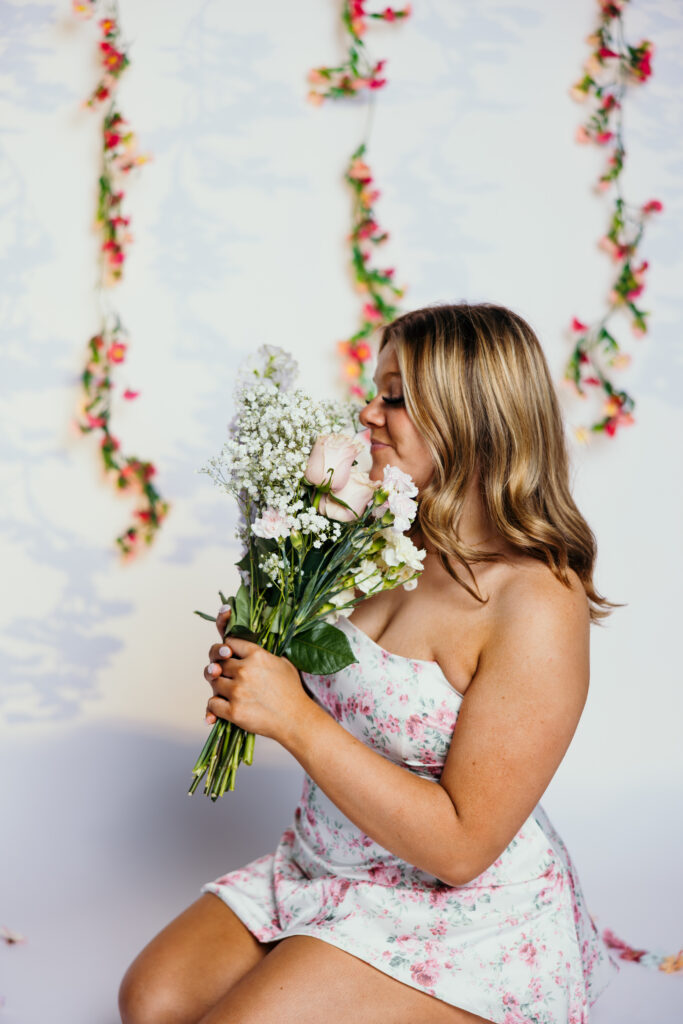 Studio session for high school senior with floral details and bouquet
